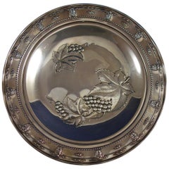 Rose Point by Wallace Vassoio in argento con uva rotondo #4455-9