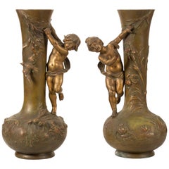 Paire de vases modernistes:: calamine 'métal':: signés "L & F Moreau"