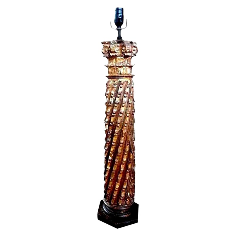 Lampada a colonna corinzia in legno dorato italiana del XIX secolo