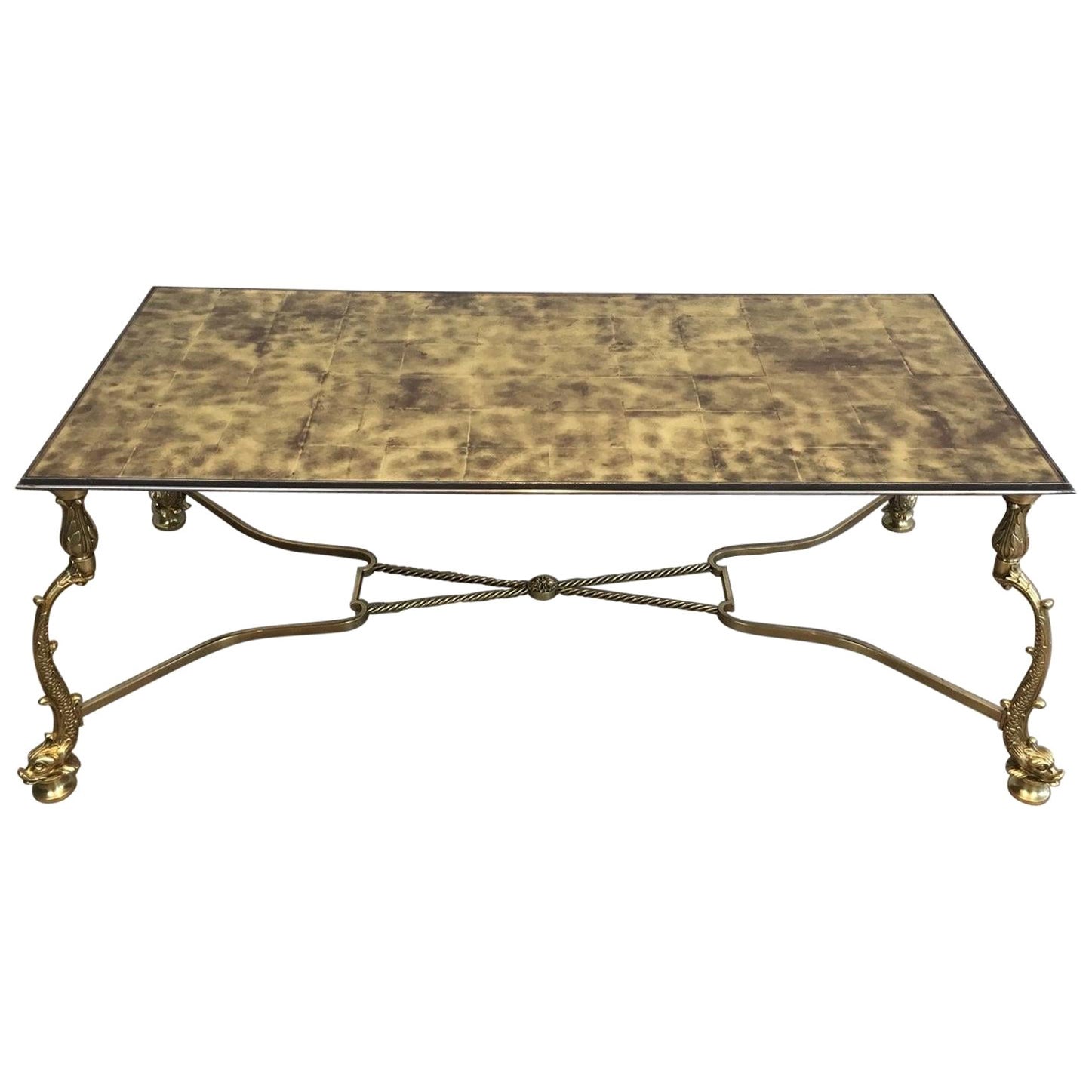 Table basse néoclassique rare avec magnifique plateau en verre doré représentant des dauphins