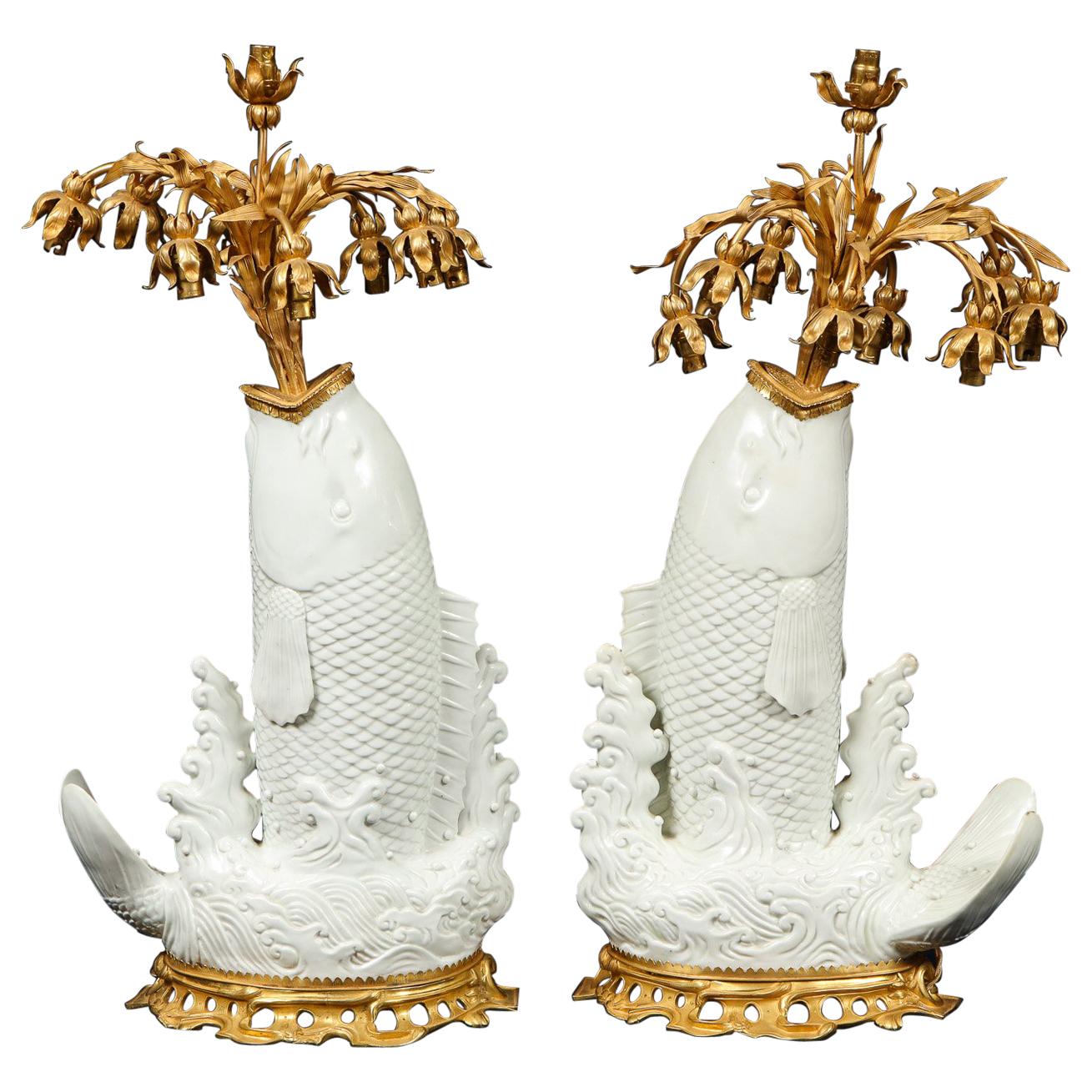 Antike chinesische Blanc de Chine Porzellan und Doré Bronze montiert Fisch Form Lampen