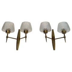 Pareja de finos candelabros de bronce con reflectores de vidrio trabajado, italianos, hacia 1960