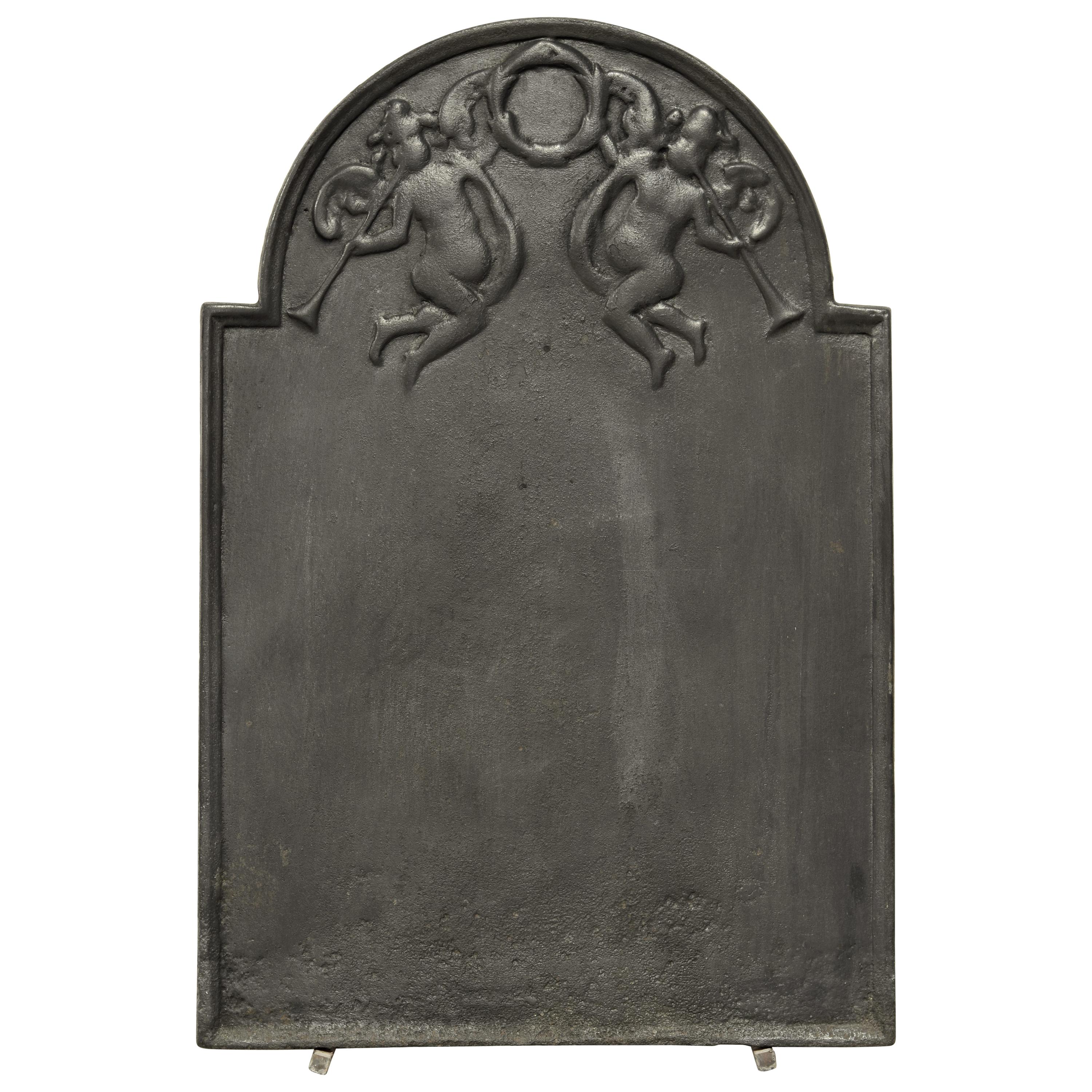 Plaque de cheminée ou crédence ancienne avec deux putti jouant de la trompette