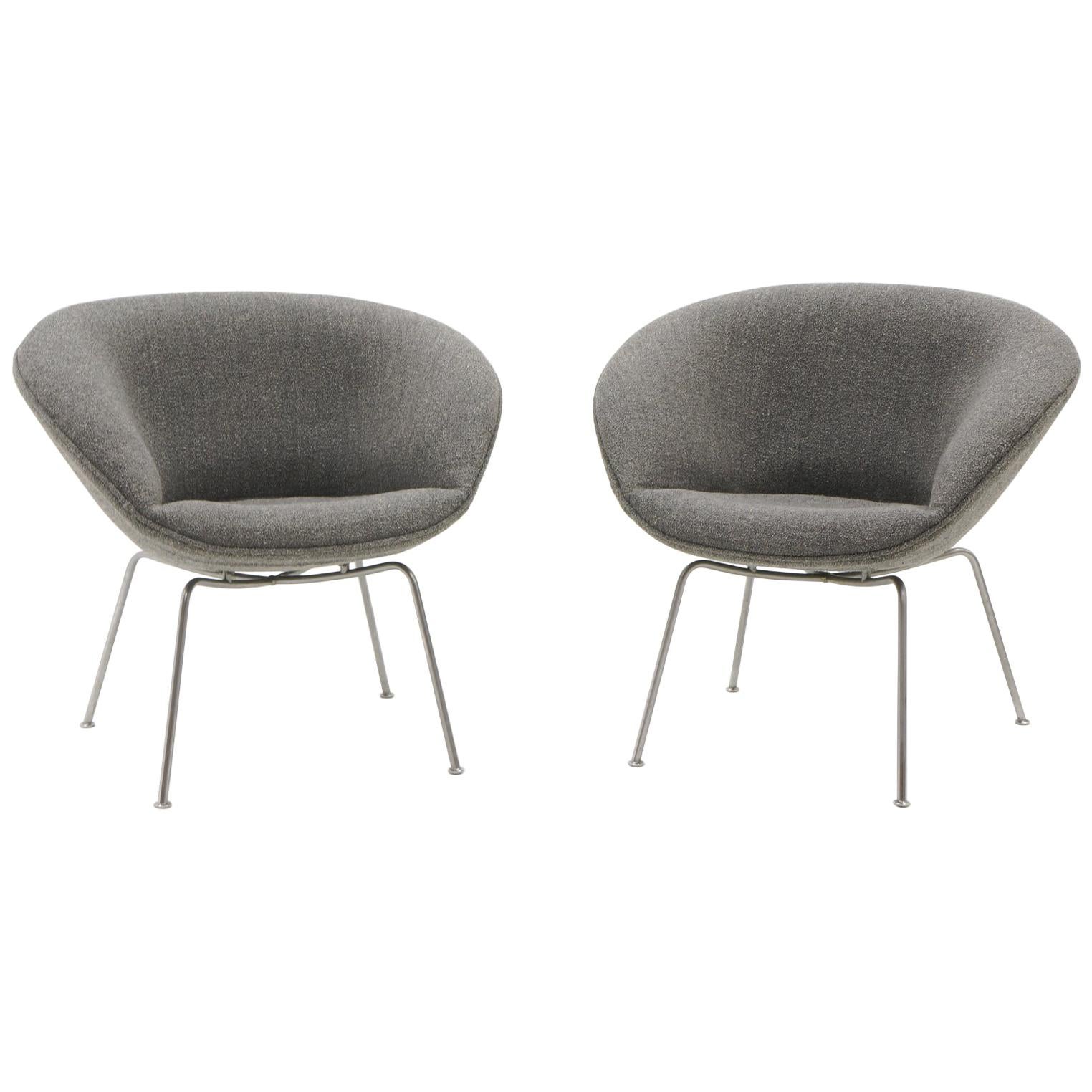 Pair of Pot Chairs by Arne Jacobsen for Fritz Hansen, Restored, Maharam Fabric