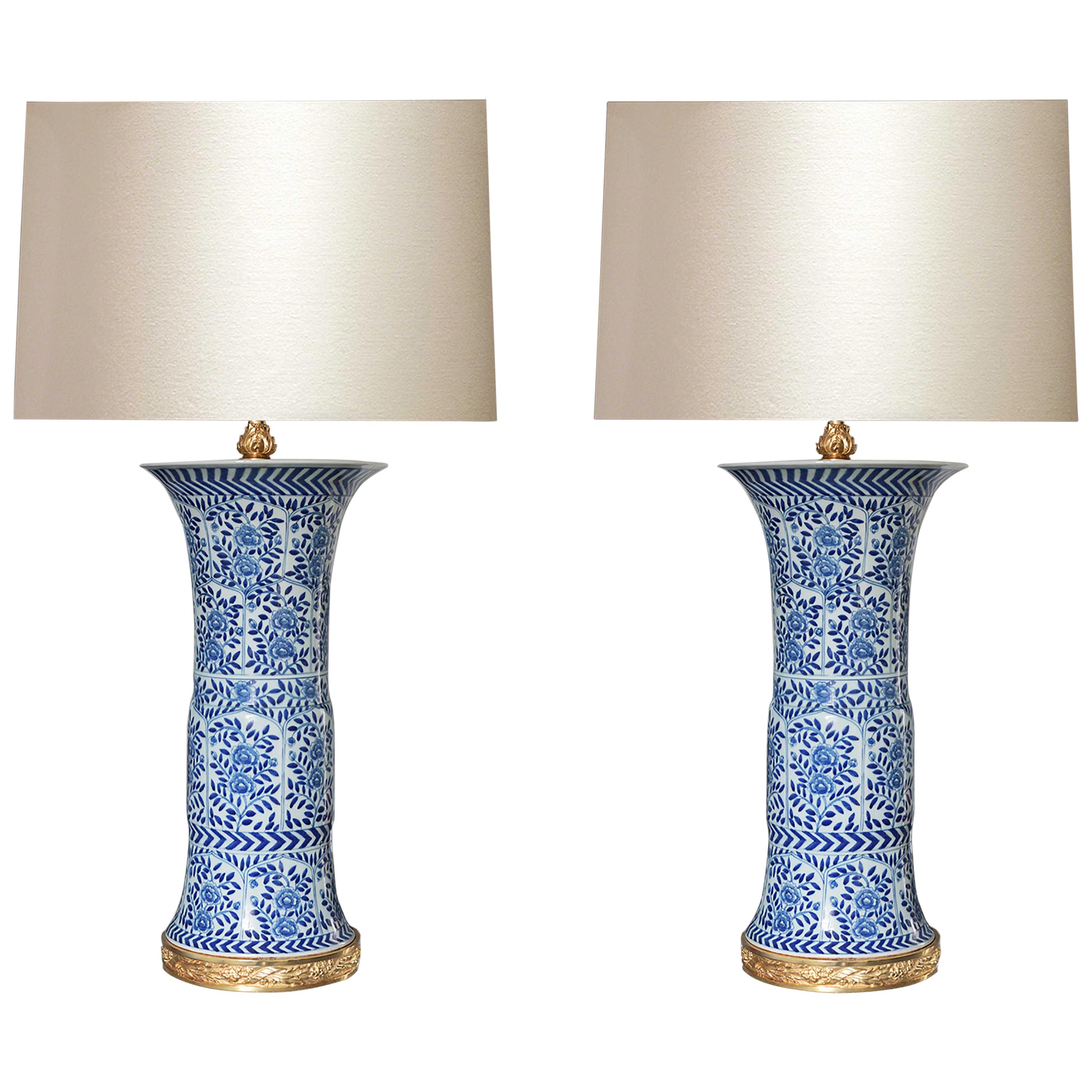 Paar blaue und weiße Porzellanlampen im Angebot