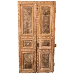 Pareja de puertas monumentales de arte popular del siglo XIX montadas como separador de ambientes