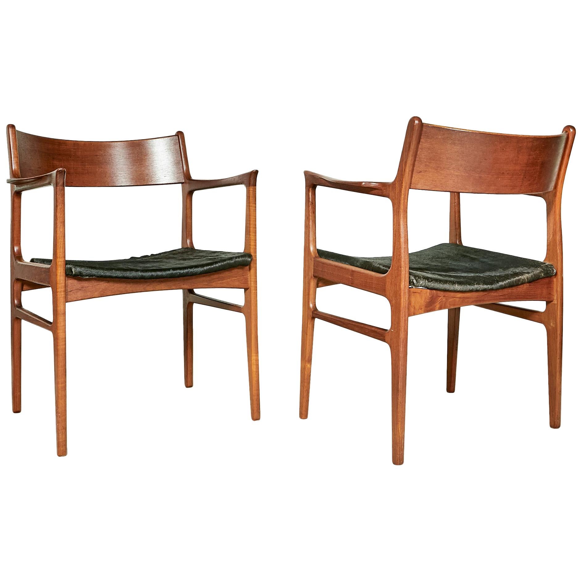 1950s Funder-Schmidt Madsen Odense Denmark Teak Arm Chairs w/ Cowhide Seats, Pr im Angebot