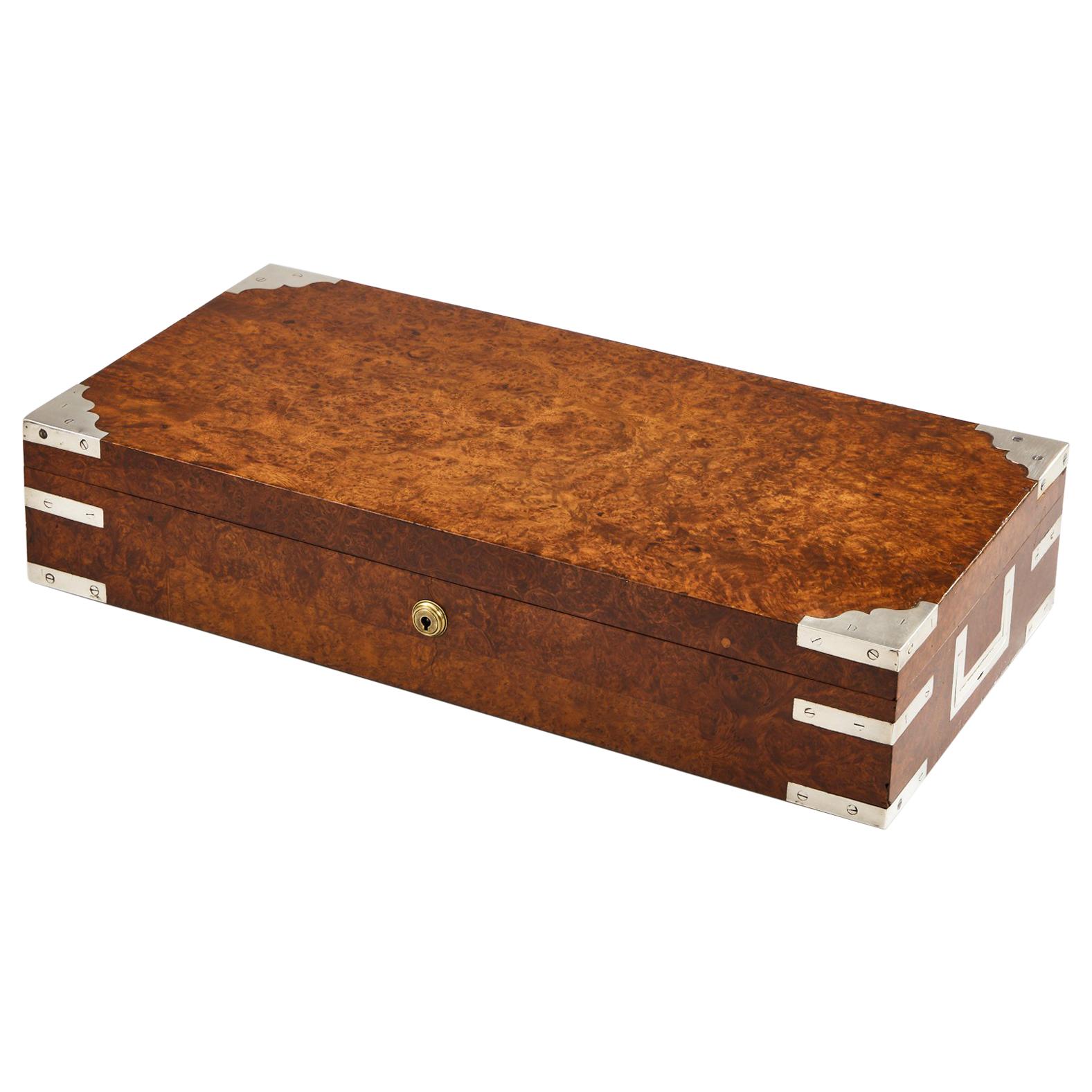 An early 20th century bird's-eye maple collectors box, circa 1920.
Complete with recessed silvered handles and corners which gives it a military Campaign feel.
This interior lining is in leather & suede in divided sections, the tray lifts out to