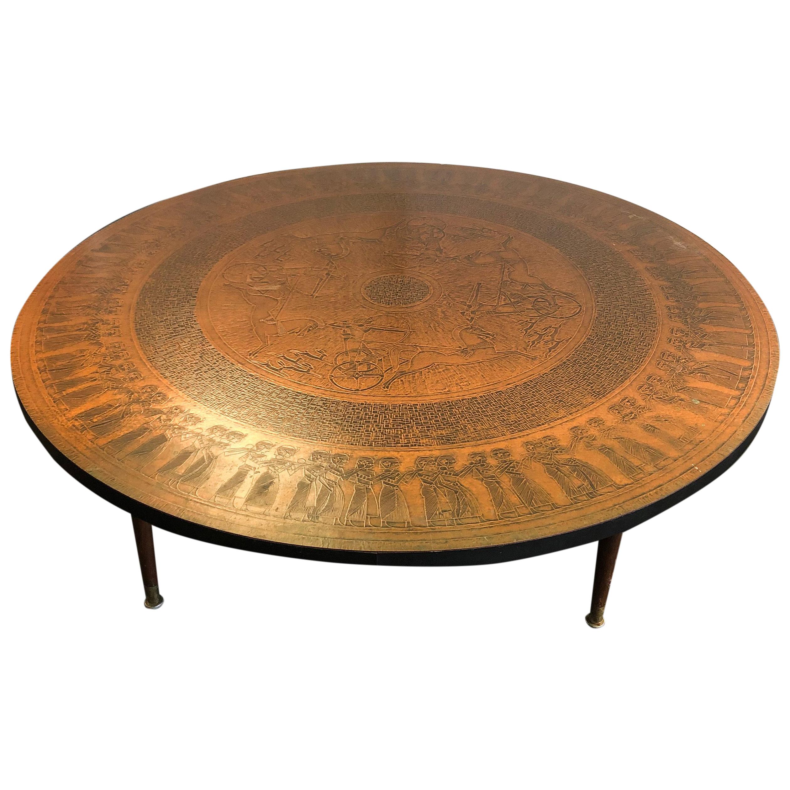 Table basse en cuivre estampé de style néo-égyptien:: Vad Trevarefabrikk:: années 1960