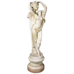 Statue en marbre de Carrare sculptée d'un satyre et d'une jeune fille