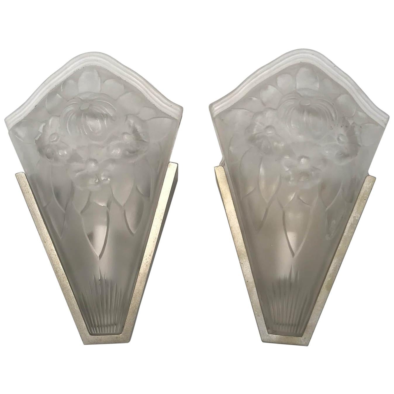 Pair of Mid-Century Modern Frosted and Aluminium Finished Wall Sconces For Sale