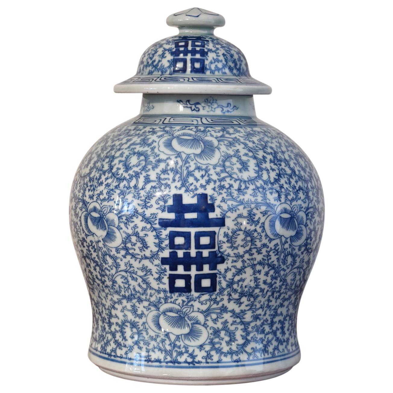 Chinesisches Qing-Porzellanglasgefäß mit blauem und weißem Deckel und Shuang-xi- oder doppeltem Glücksbringer