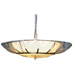 Lustre moderniste tropical en verre gravé à lamelles et coupe en bronze