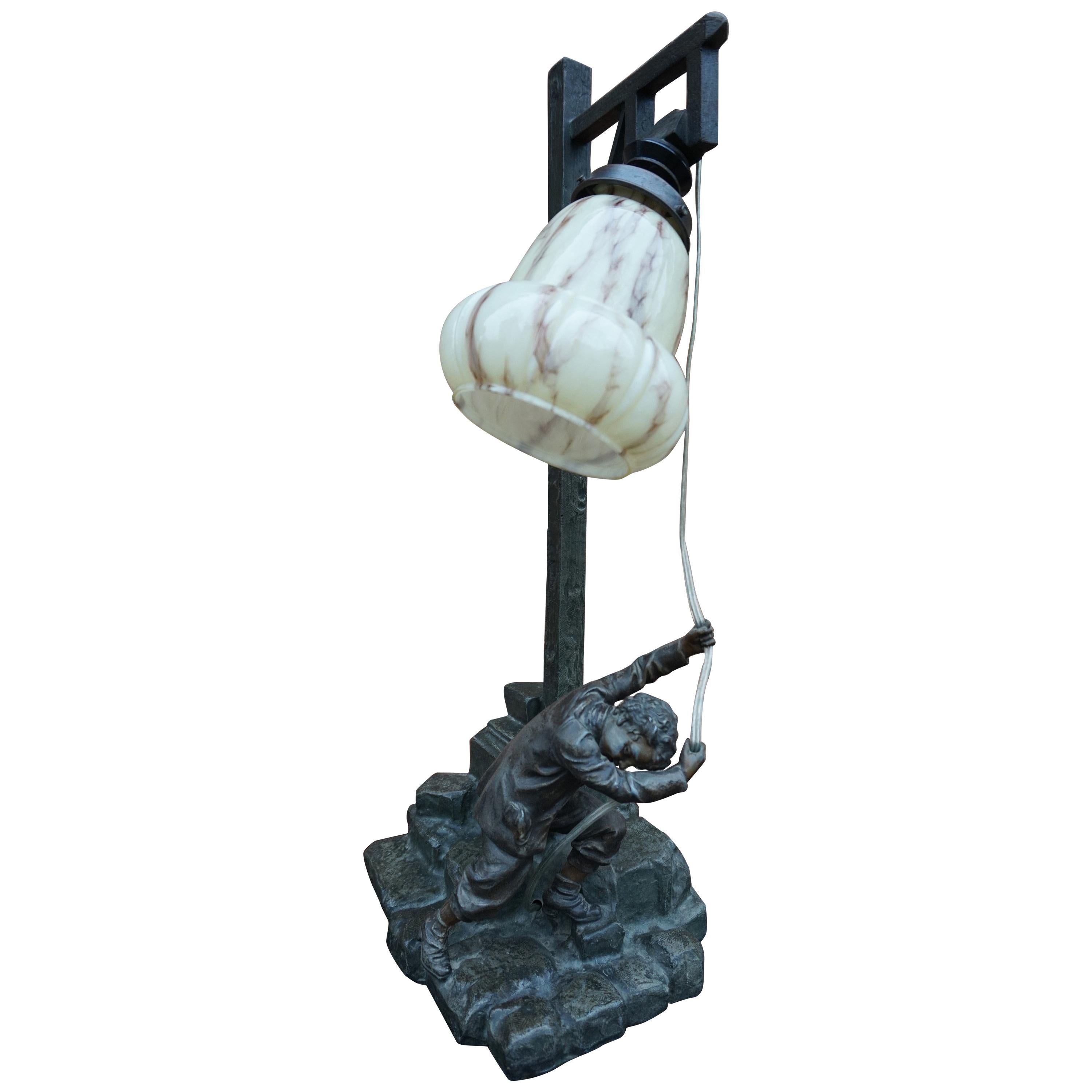 Lampe de table ou de bureau de l'époque Arts & Crafts - Jeune homme annulant la cloche de la ville - Sculpture en vente