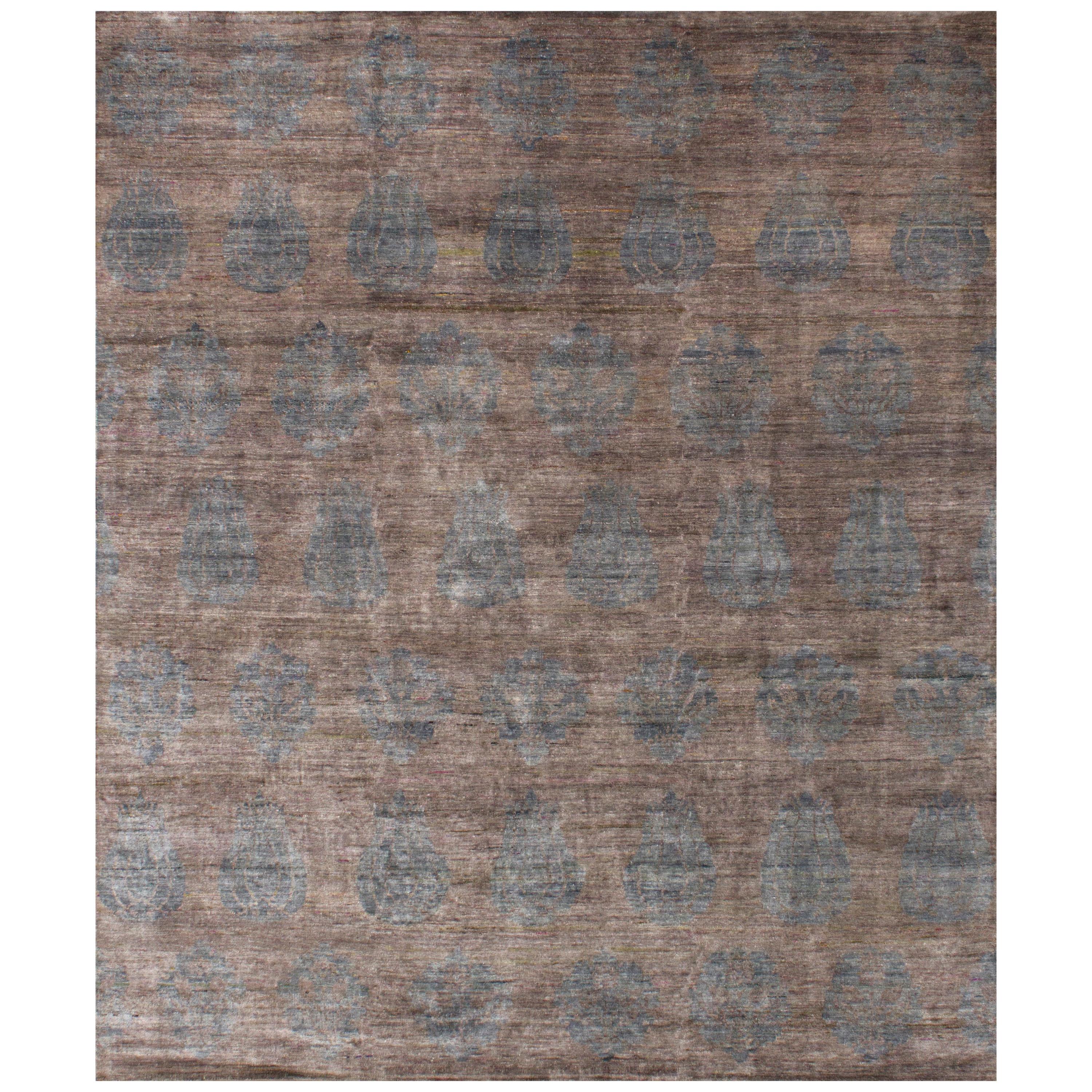 Handgeknüpfter Teppich aus natürlicher Seide in Silber und pulverblau mit subtilem Design, auf Lager