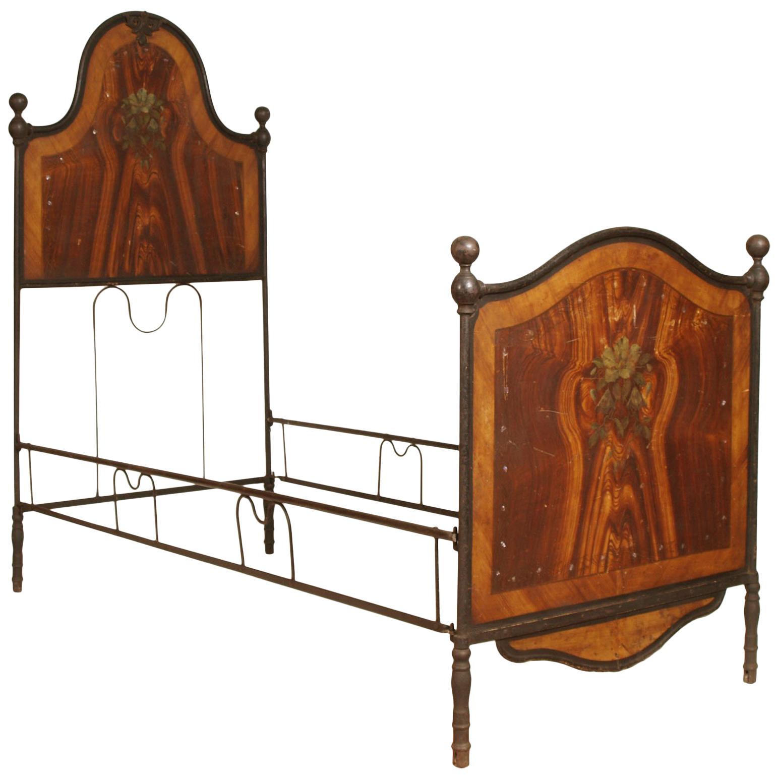 Italienisches schmiedeeisernes italienisches Bett aus dem 19. Jahrhundert, dekoriert mit Perlmuttschalen im Angebot