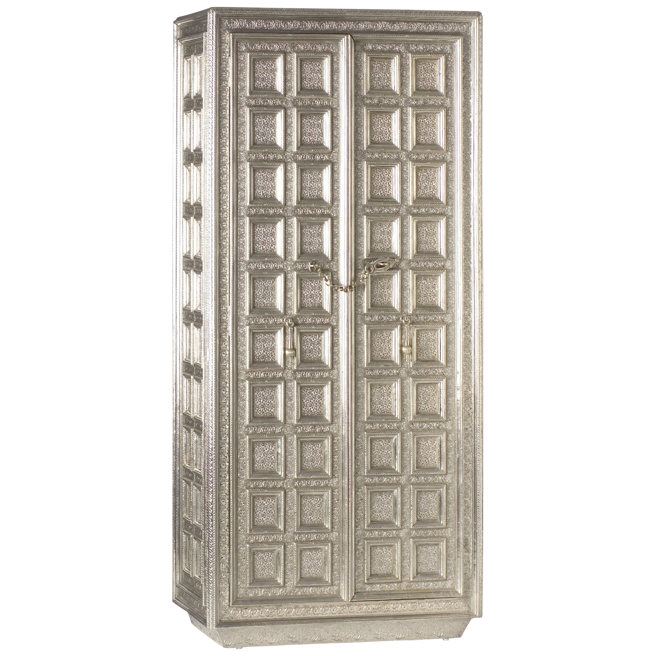 Armoire Coffre en bronze blanc fabriquée à la main en Inde par Paul Mathieu en vente