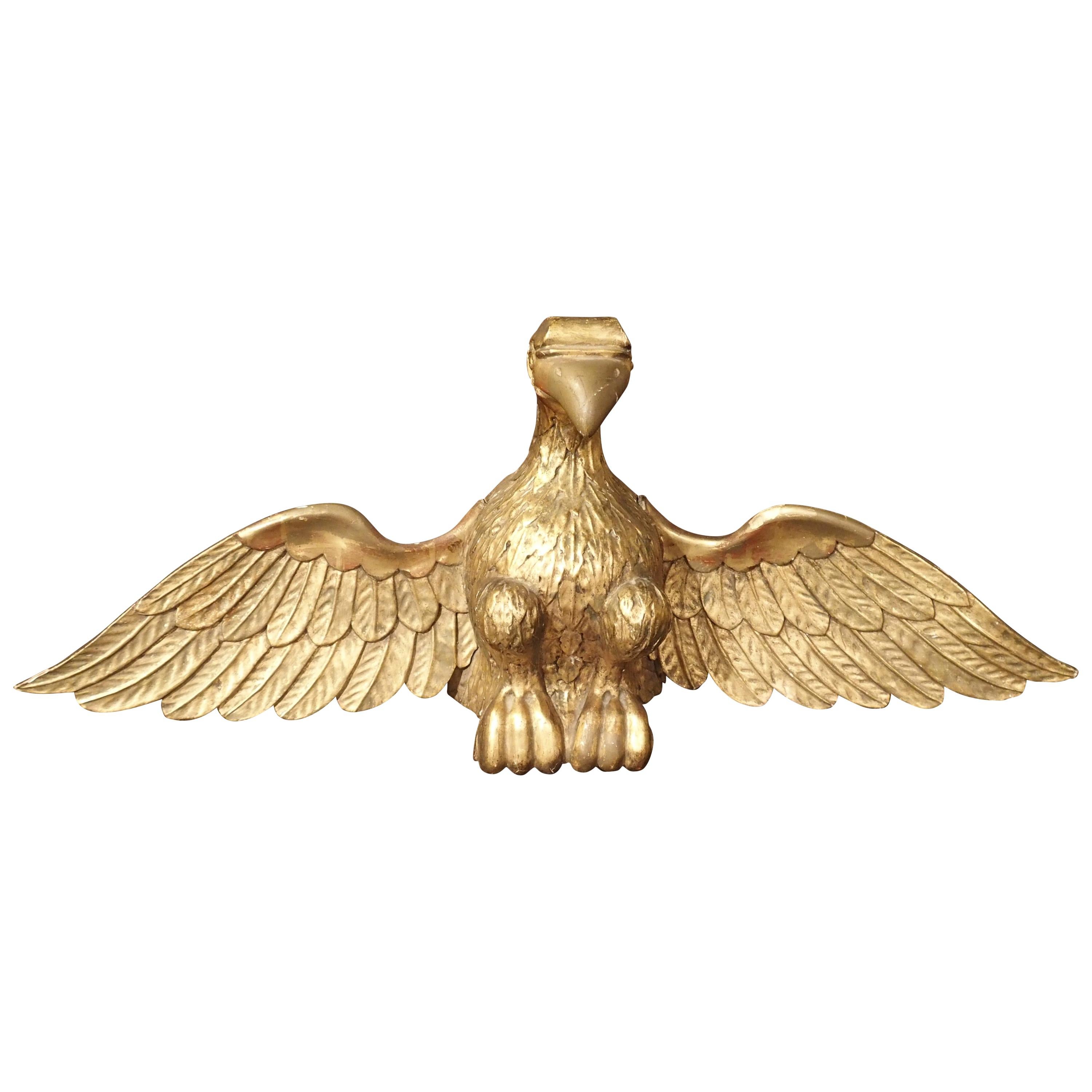 Statue ancienne d'aigle en bois doré sculpté et sculpté