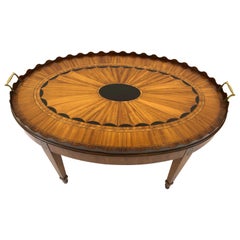 Élégante table de cocktail ovale en bois de satin incrusté d'éventail avec bord festonné