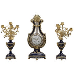 Garniture d'horloge lyre de style Louis XVI en porcelaine et bronze doré, vers 1900