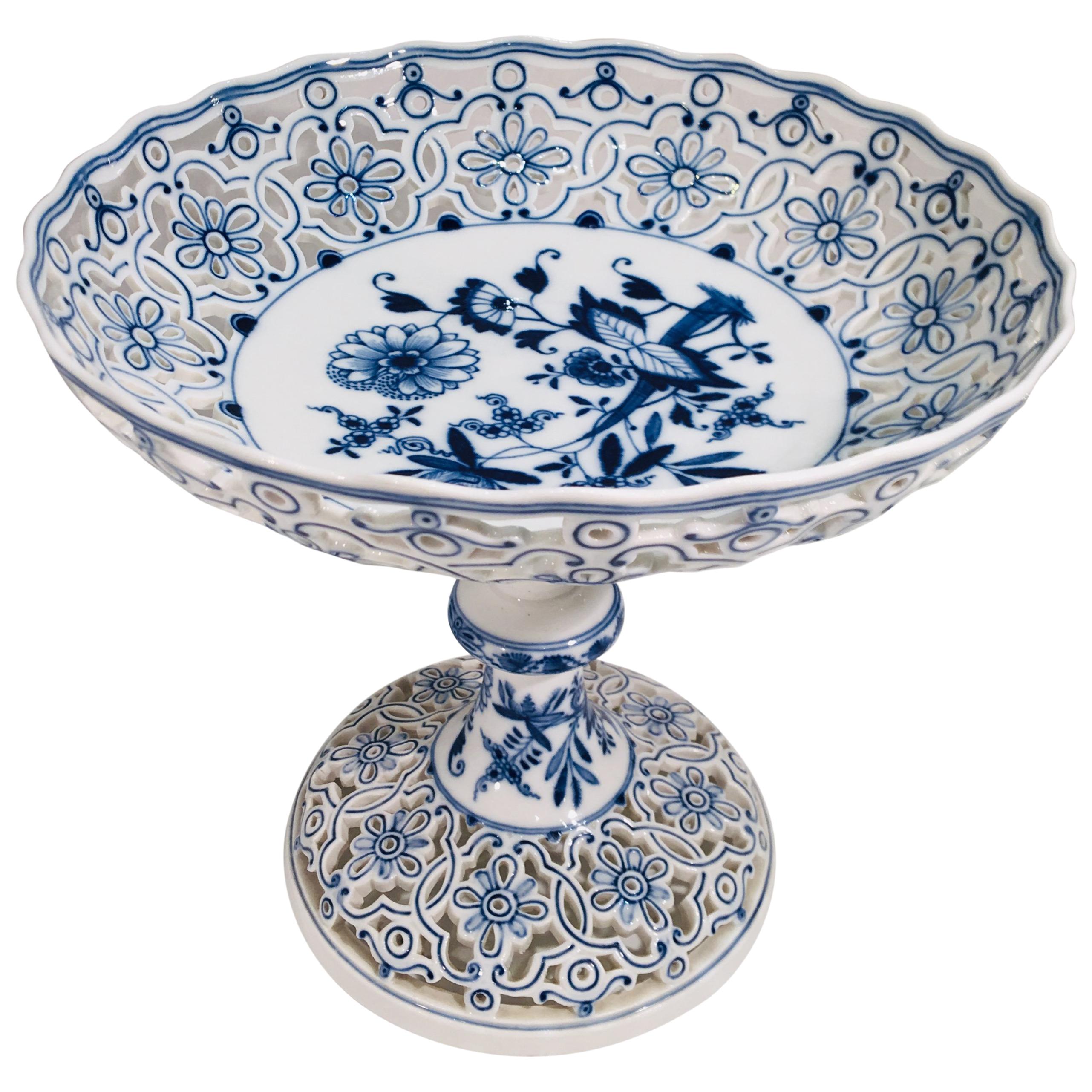 Fine Antique circa 1815 Meissen Porcelain Blue Onion Pattern Pierced Compote