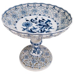 Fine compote percée en porcelaine bleue de Meissen vers 1815:: à motif d'oignons