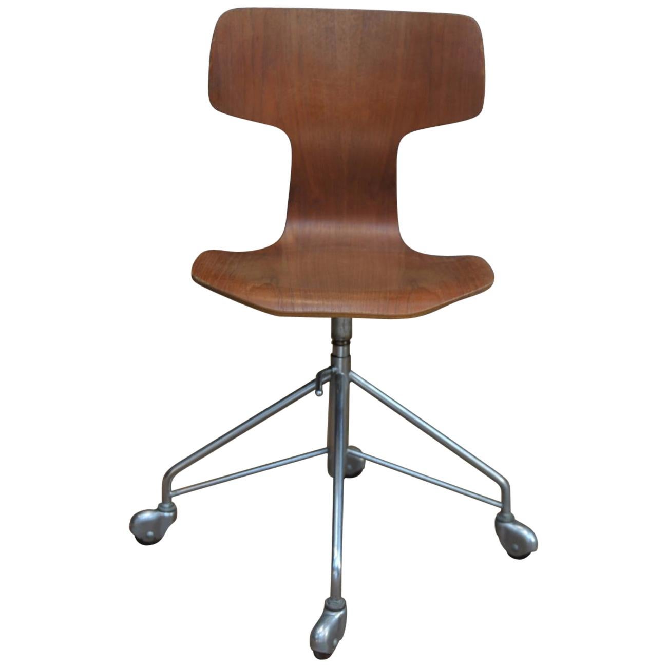 Arne Jacobsen Office Swivel Chair Model Hammer by Fritz Hansen in Denmark