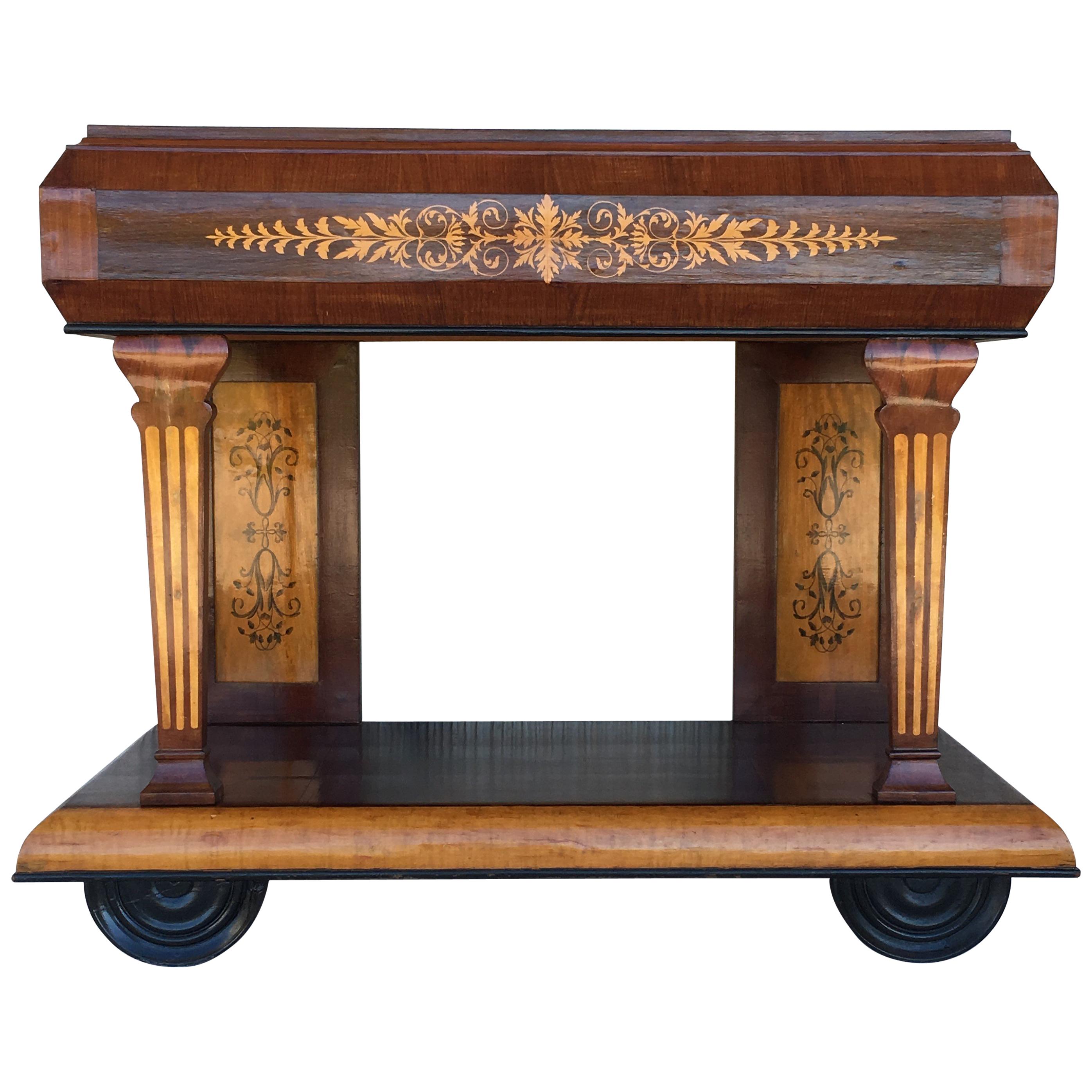 Table console en marqueterie de style Empire français des années 1830 en bois de rose et érable
