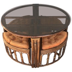Vieille table à manger ronde en bambou et verre style McGuire avec quatre tabourets