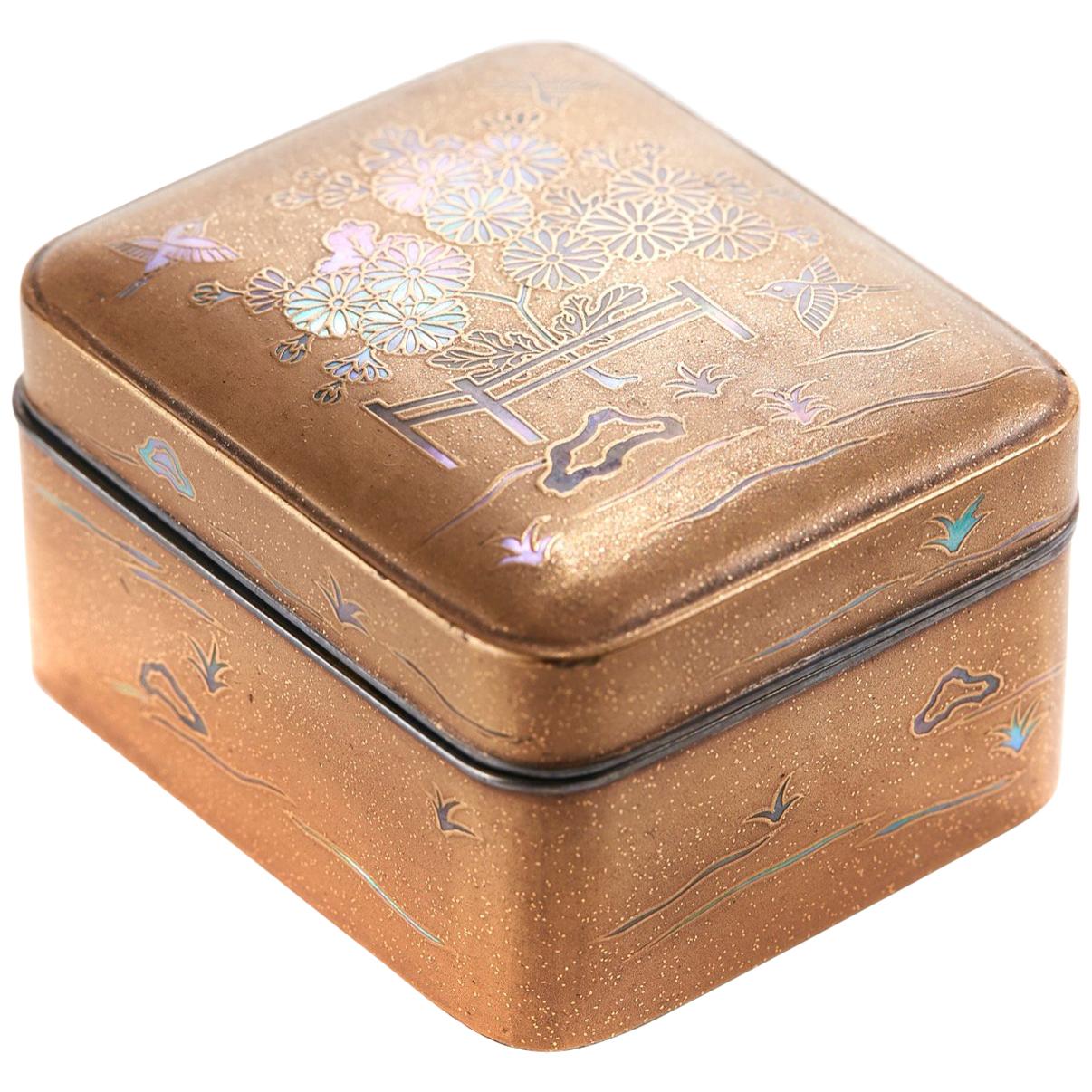Fine Quality Antique Inlaid Lacquered Oriental Box im Angebot