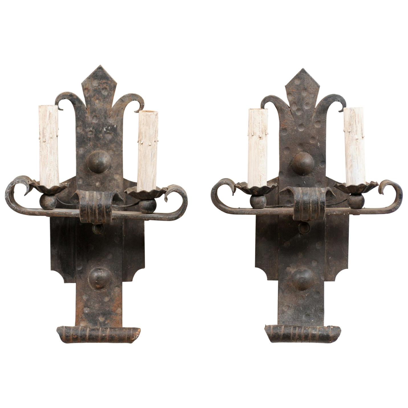 Paire d'appliques à deux lumières en fer Fleur-de-Lis de style français du milieu du siècle dernier en vente