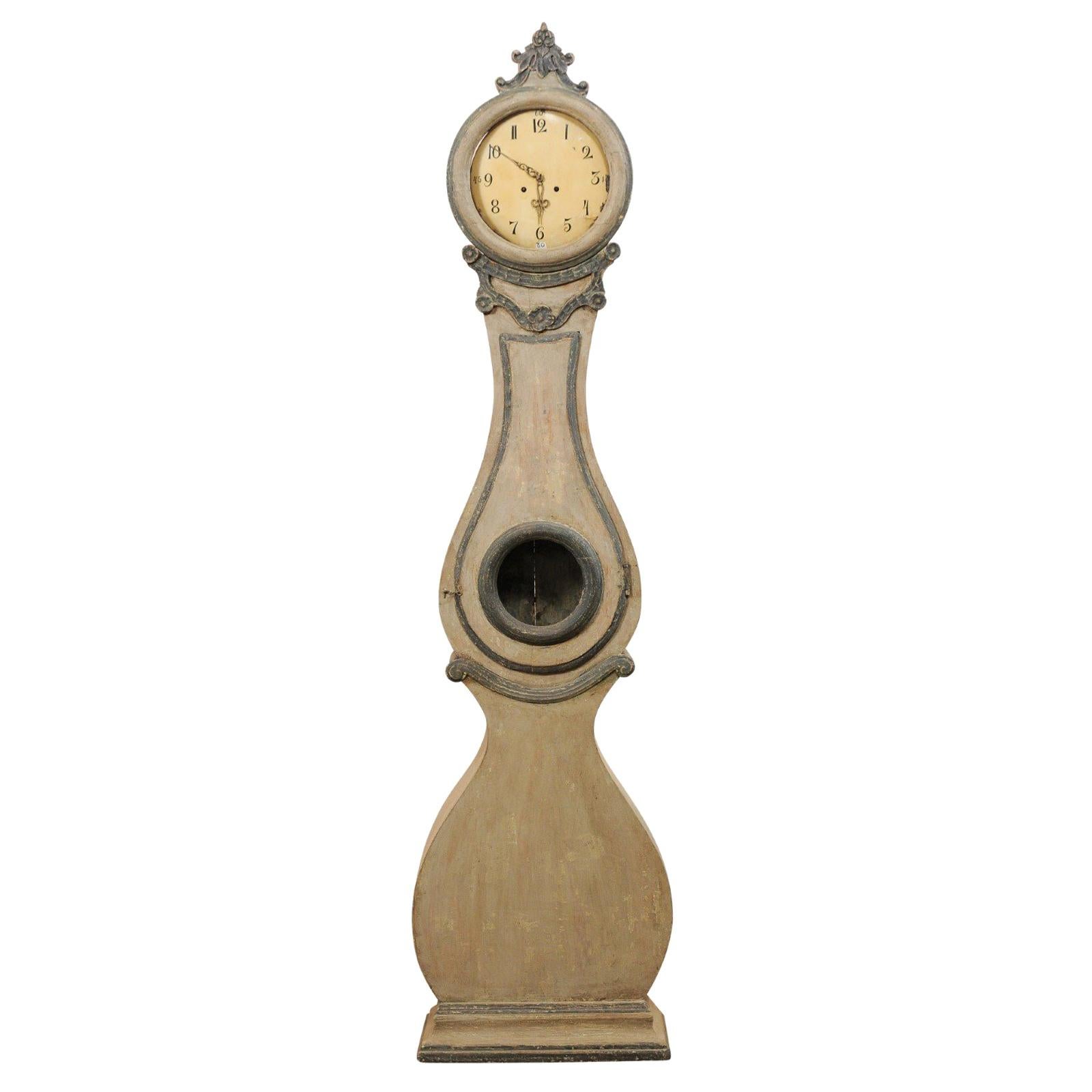 Horloge de sol suédoise Fryksdahl du 19ème siècle en bois peint avec crête sculptée