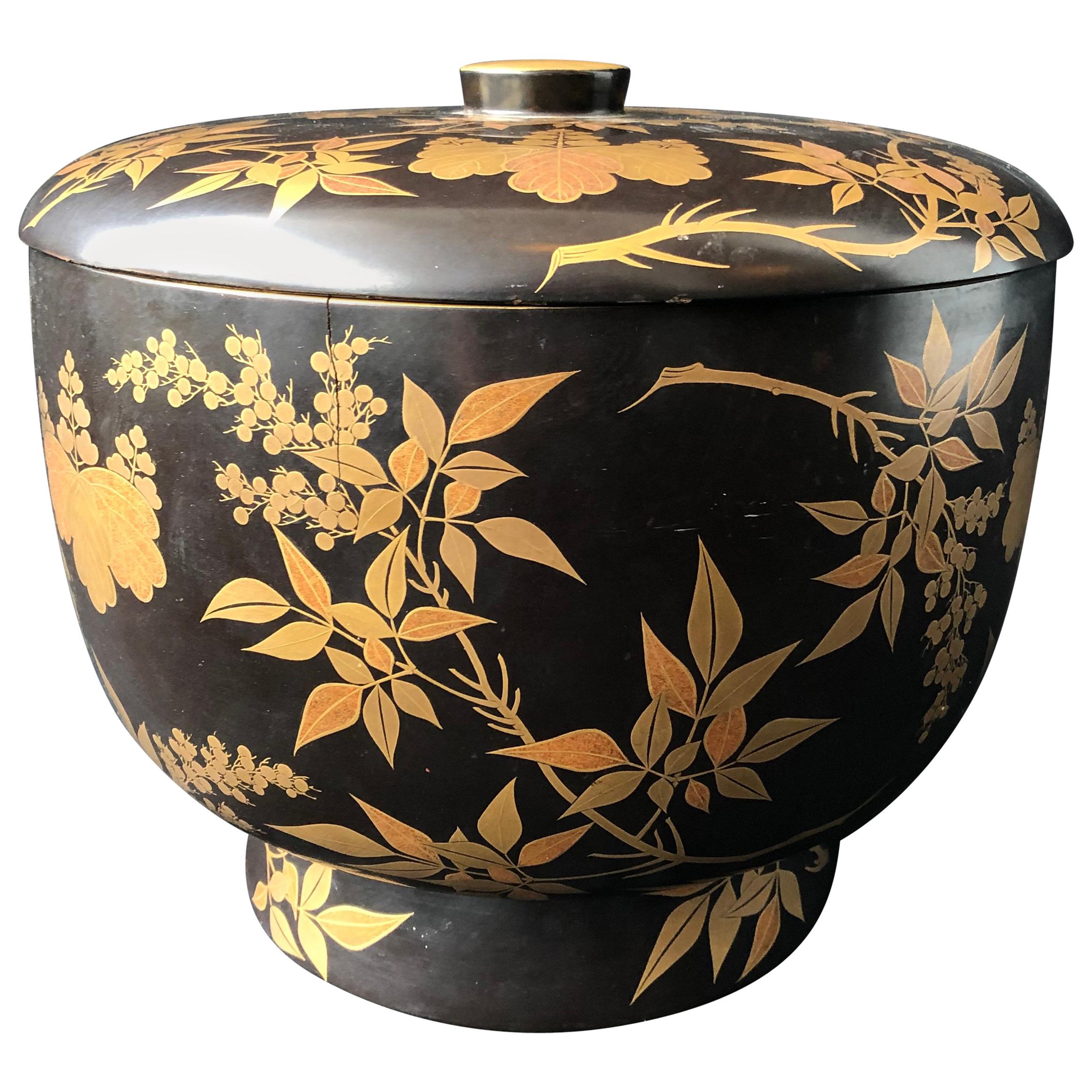 Japanese Lacquer Box with Lid or Bowl Black with Gold Decoration  For Sale