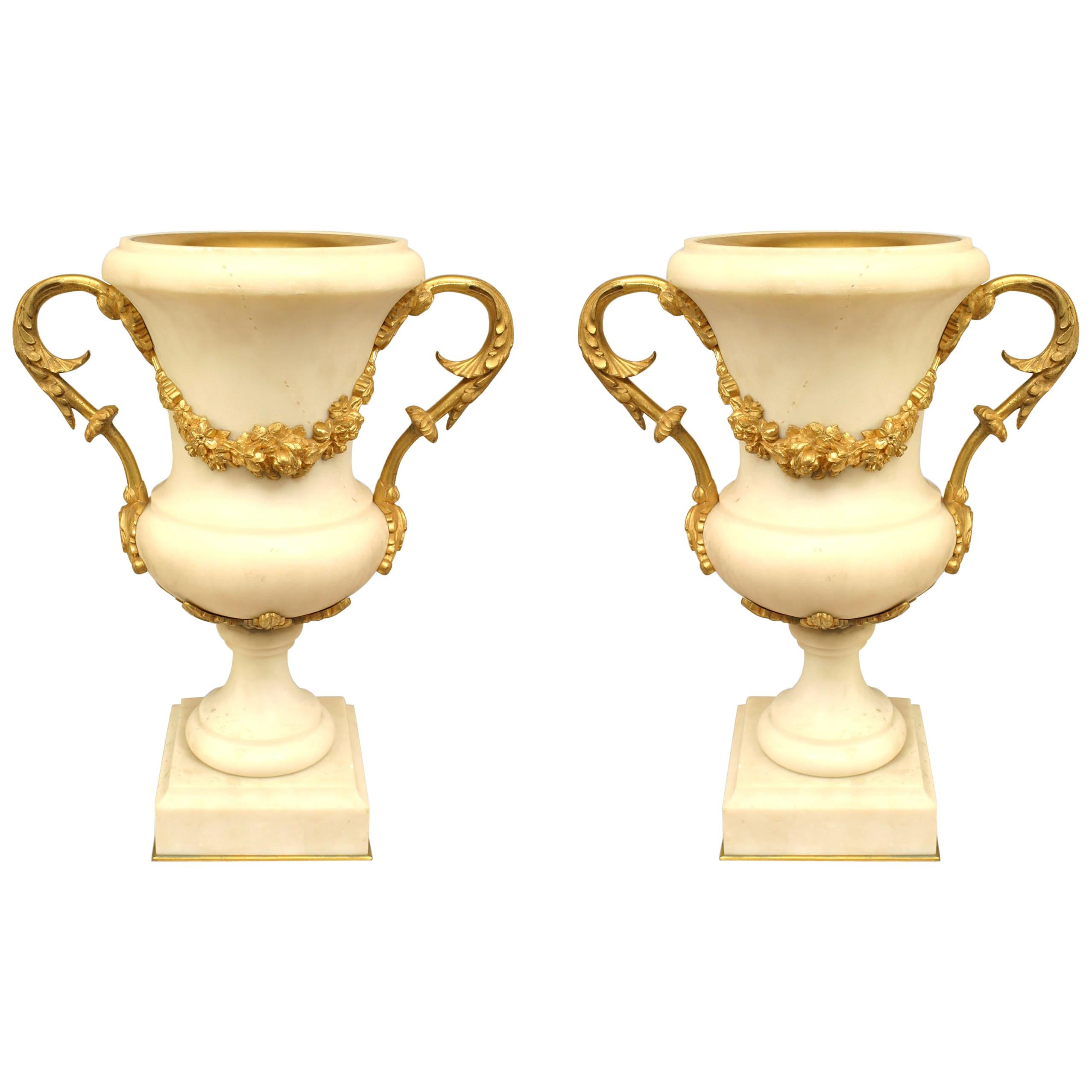 Coppia di urne francesi in stile Luigi XVI in ormeggio e marmo bianco in vendita