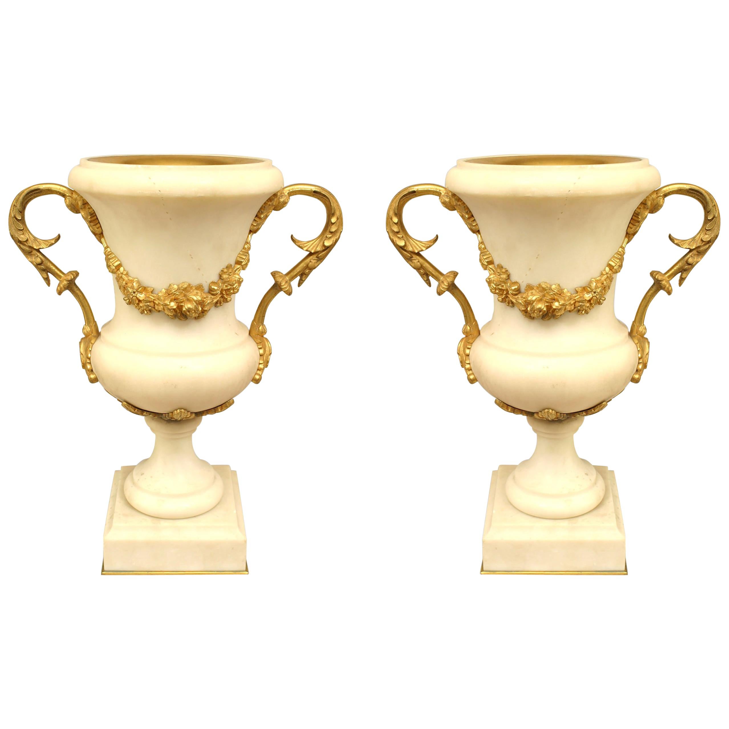 Paire d'urnes françaises de style Louis XVI en bronze doré et marbre blanc