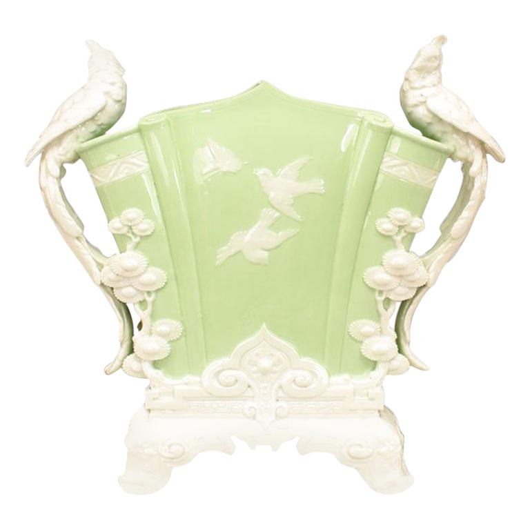Englische viktorianische geblümte Vase aus Celadon und weißem Porzellan