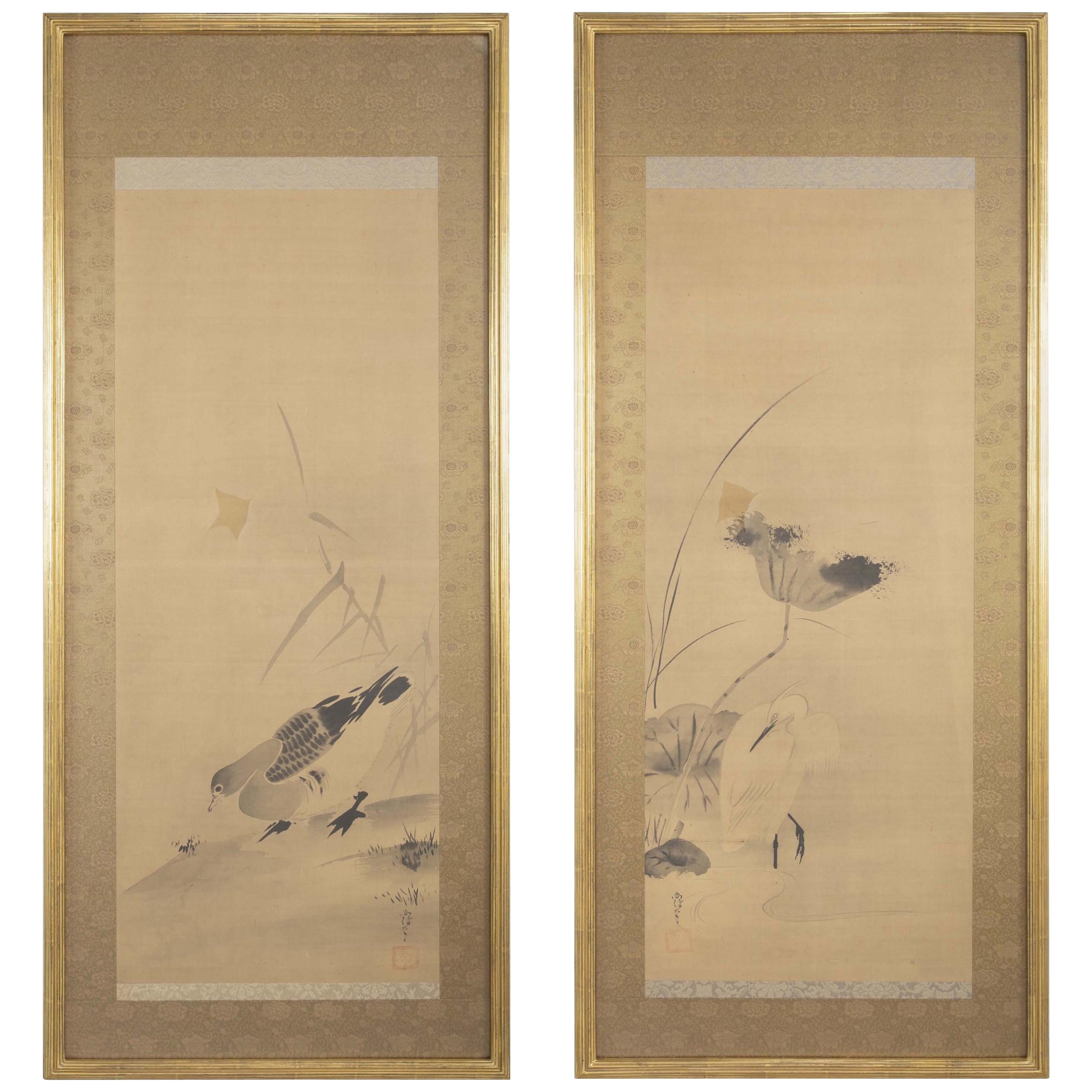 Paire de volutes japonaises encadrées avec décoration de lotus, d'héron blanc et de canard en vente