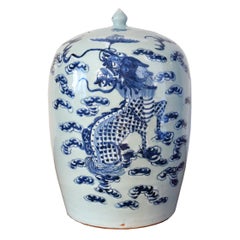 Barattolo con coperchio in porcellana bianca e blu di epoca Qing con drago a cinque artigli dipinto a mano