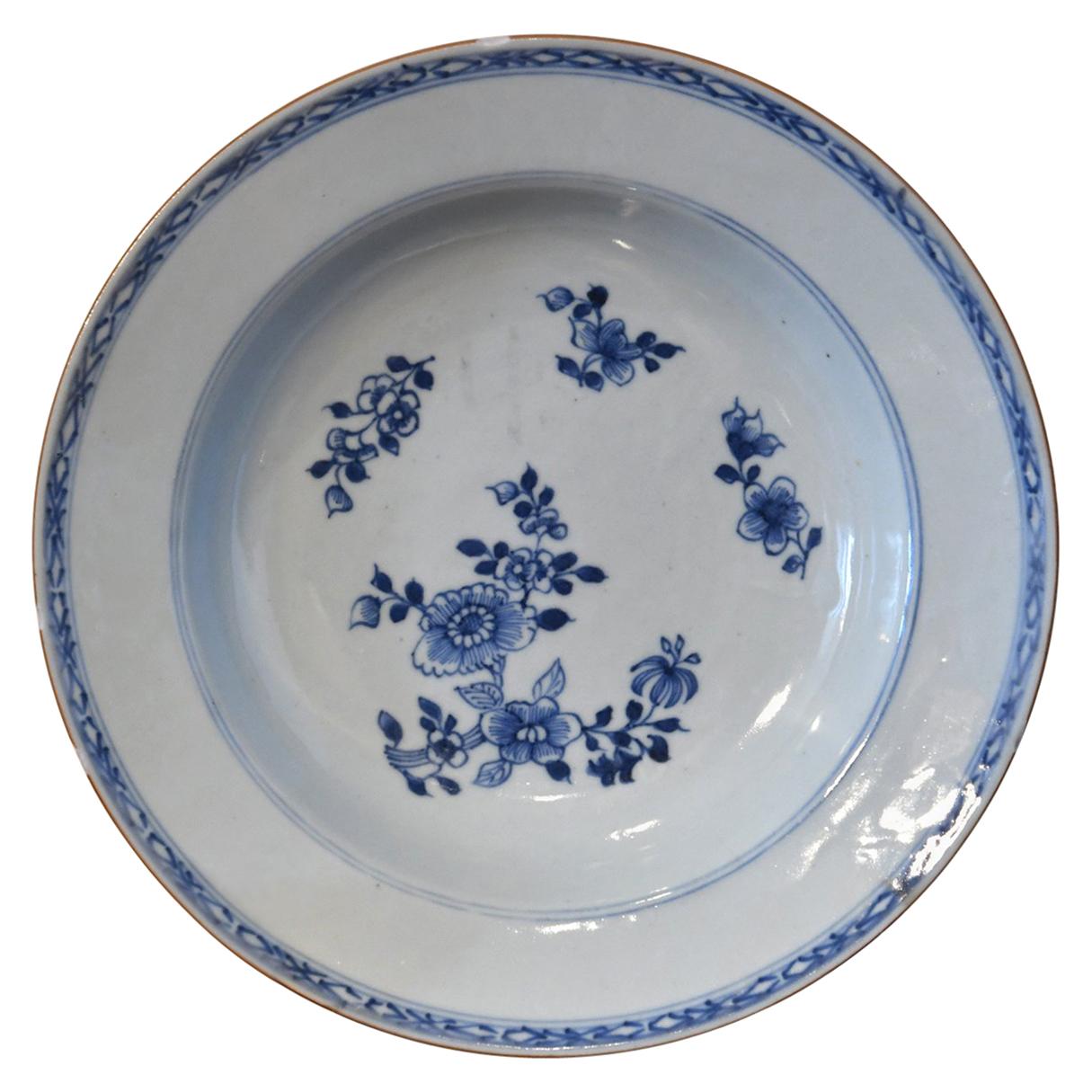 Bol peu profond bleu et blanc en porcelaine chinoise Qing Qianlong du 18ème siècle avec fleurs en vente