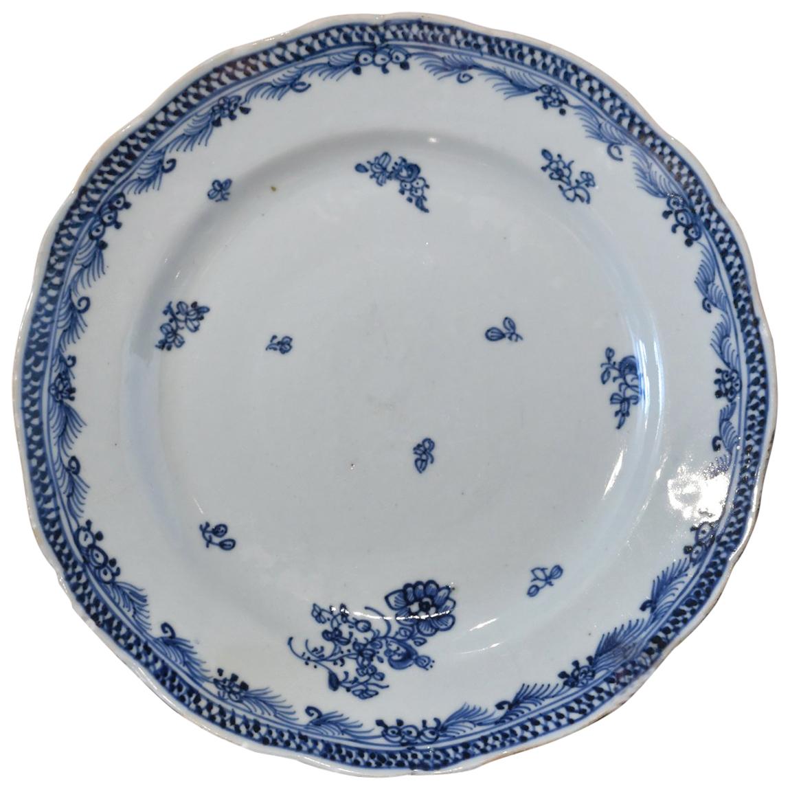 Assiette bleue et blanche en porcelaine chinoise Qianlong du 18ème siècle avec fleurs