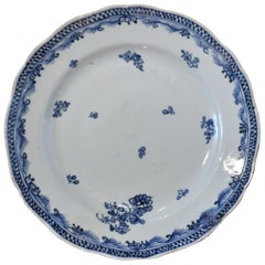 Assiette bleue et blanche en porcelaine chinoise Qianlong du 18ème siècle avec fleurs