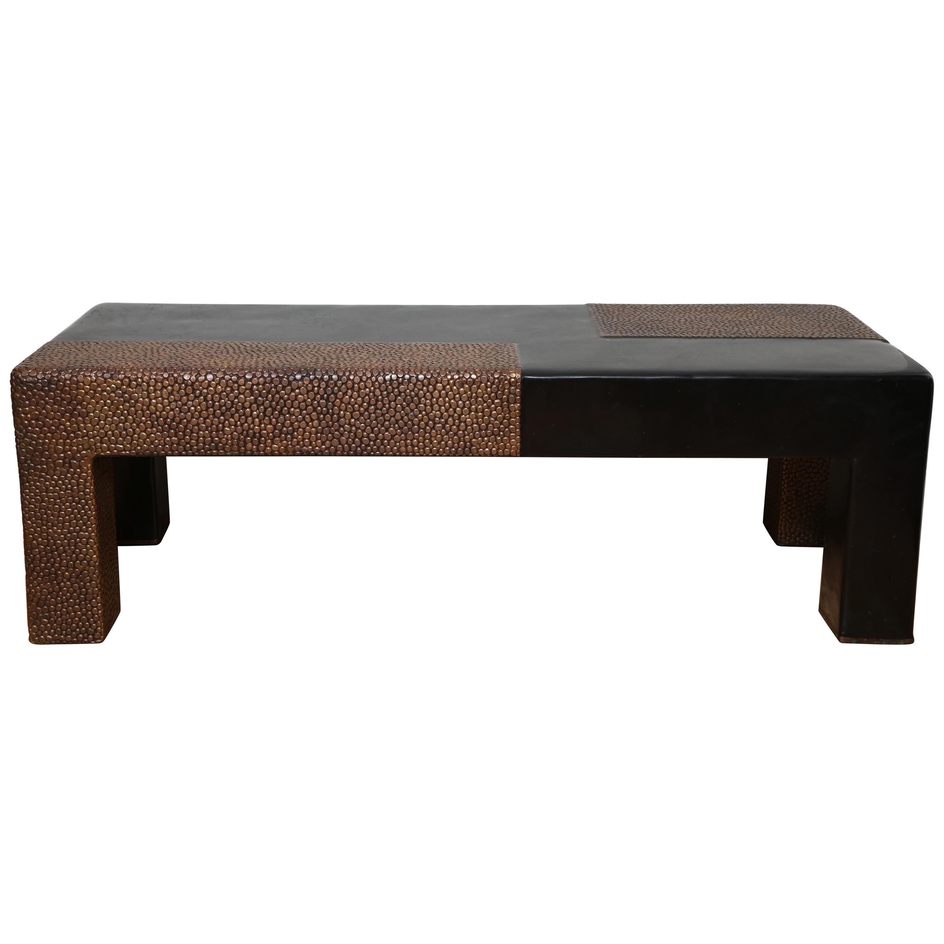Table ou banc en laque noire et cuivre repoussé de Robert Kuo en vente