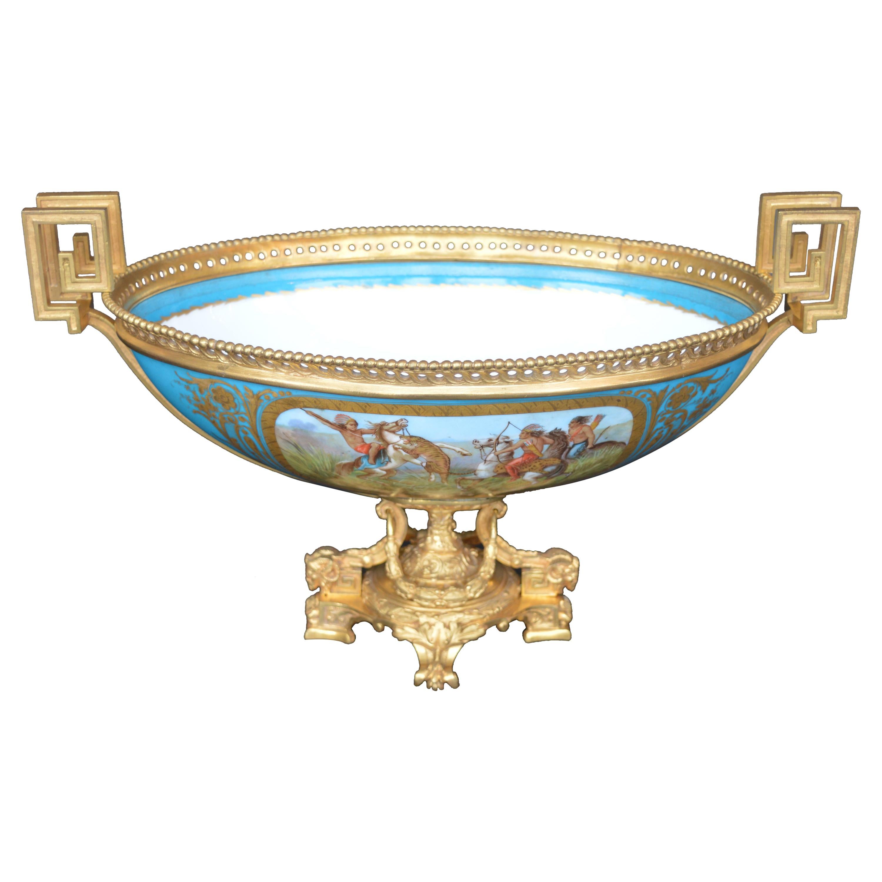 Sevres-Stil, teilweise vergoldete, emaillierte blaue Celeste-Schale mit Goldbronze-Montierung