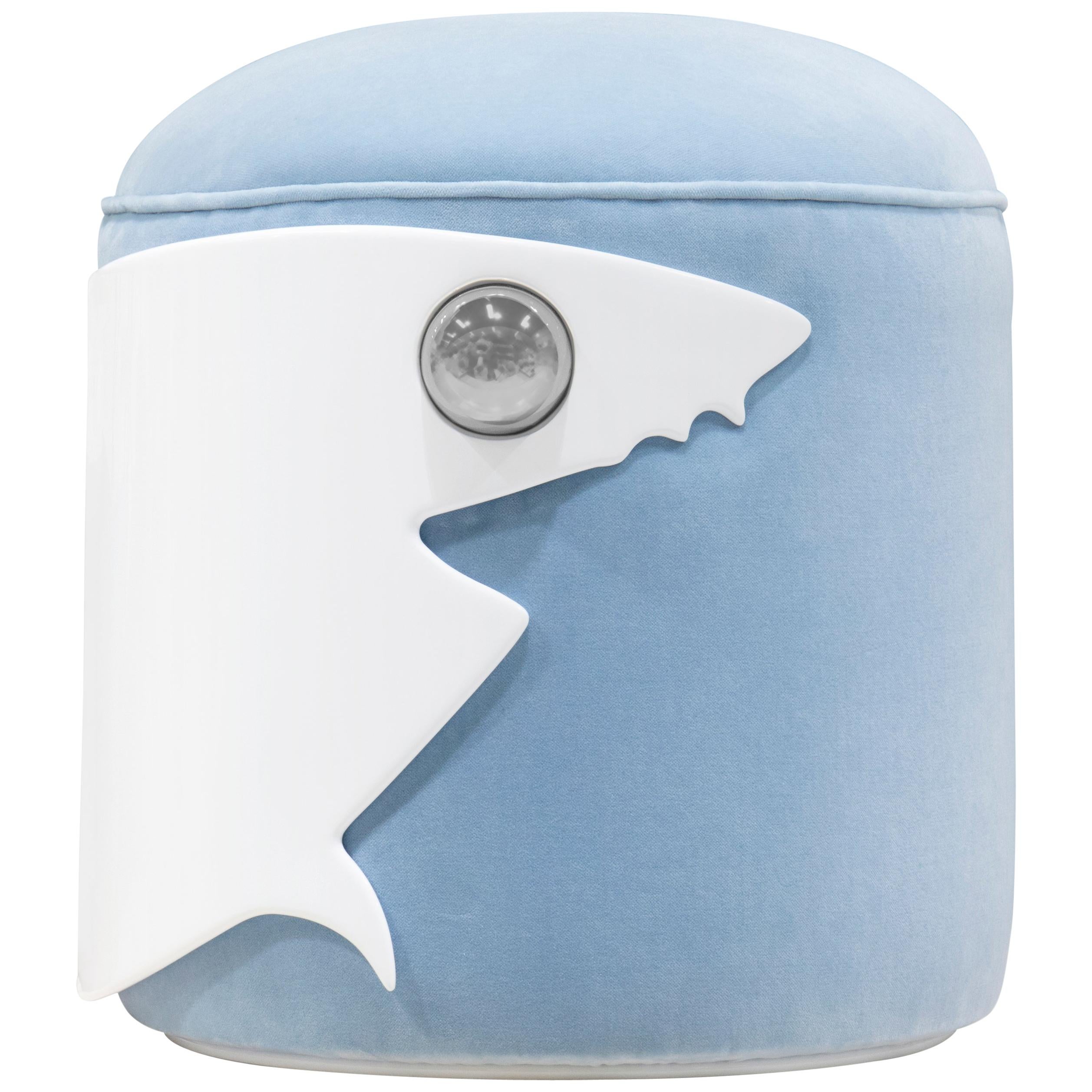 Shark Kids Hocker aus weißem Holz und babyblauem Samt von Circu Magical Furniture im Angebot