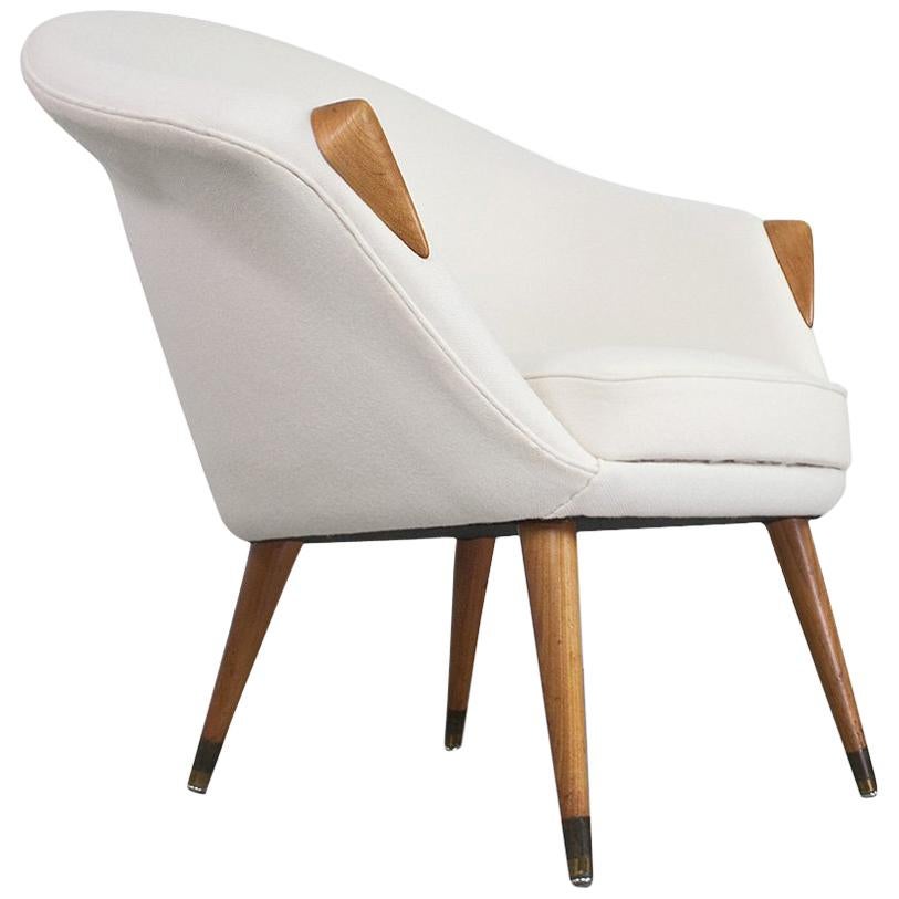 Scandinavian Modern Lounge Chair in Elm and White Wool Nanna Ditzel manner 1950s For Sale