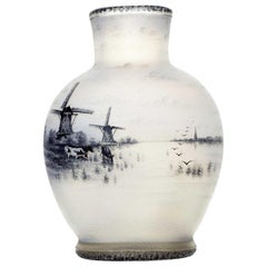 Vase en verre émaillé et gravé à l'acide de Daum Nancy,  Paysage néerlandais 