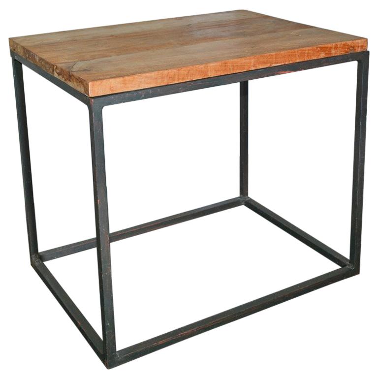 Mesa Cubo Geométrica con Estructura Metálica