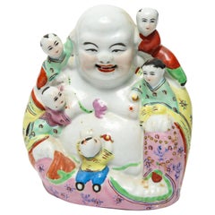 Bouddha rieur chinois en porcelaine de la famille Rose Hotei