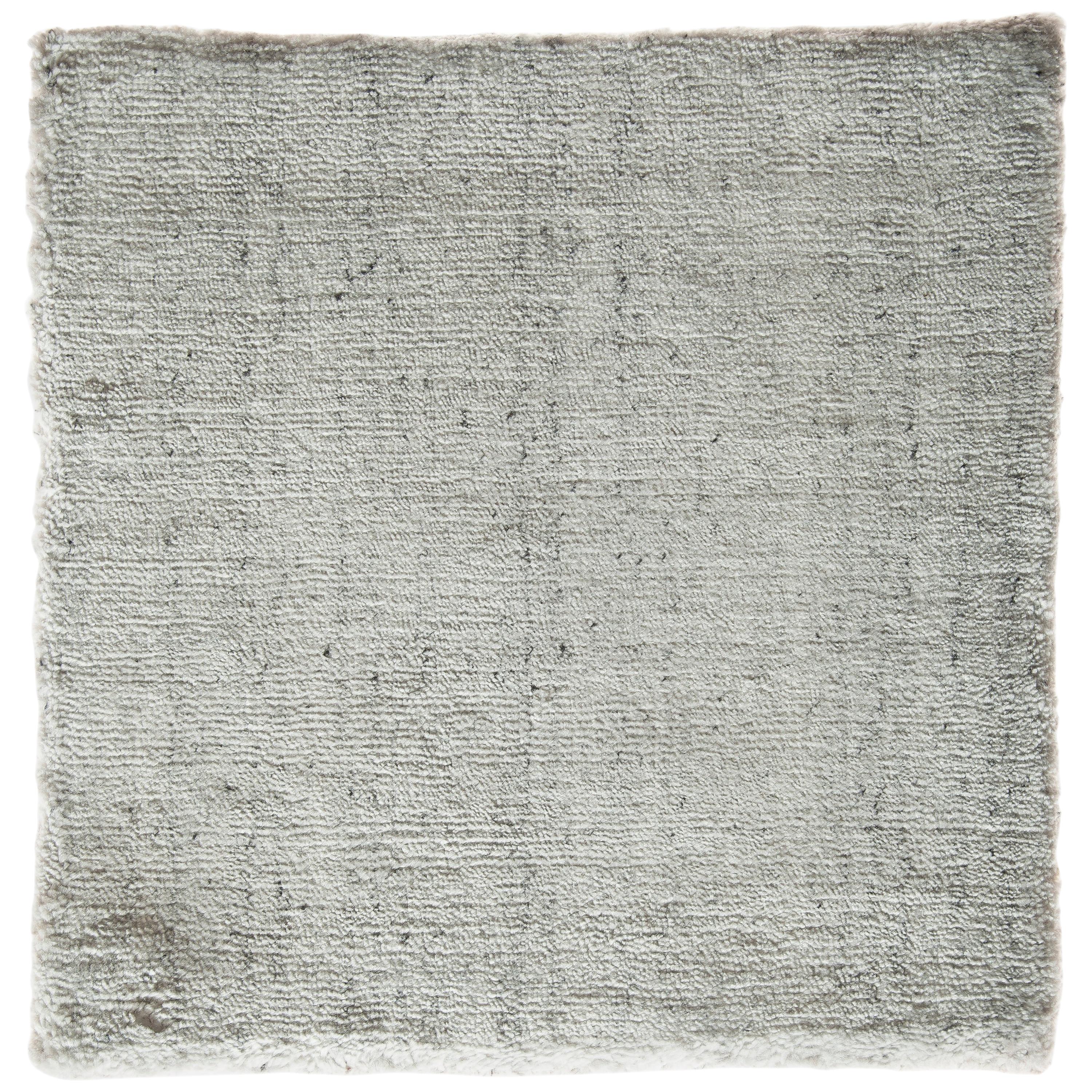 Moderner moderner minimalistischer handgewobener massiver Teppich aus weißem Bambusseide mit silbernem Ton im Angebot