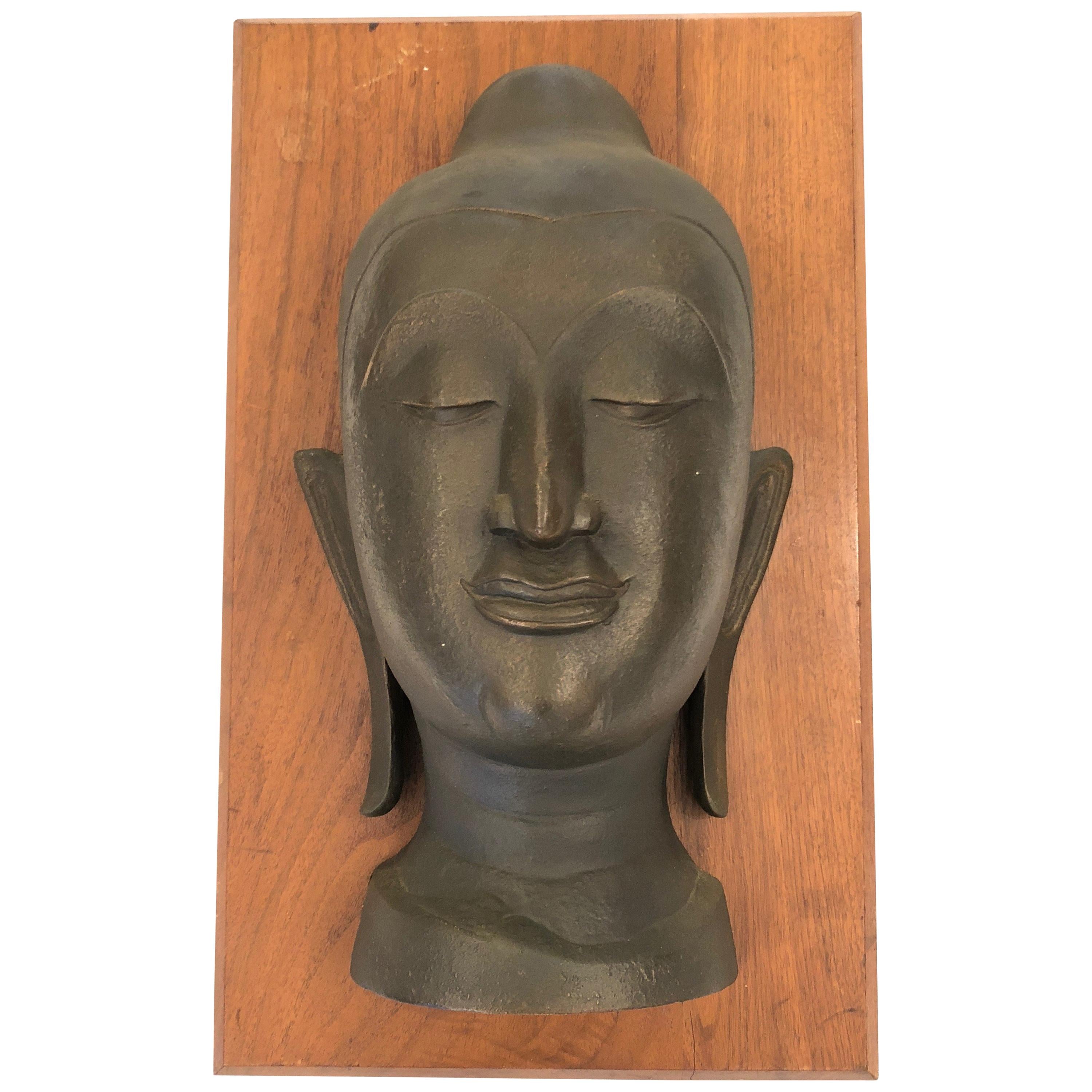Remarquable buste de Bouddha en bronze sur plaque en noyer